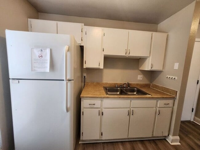 Building Photo - Updated 2-Bed, 1-Bath Apartment – On-Site Laundry | Move-In Special: Get 50% Off Your First Month...