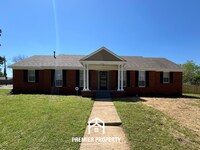 Building Photo - Spacious 3BR/2BA Whitehaven Home | 1,700+ SQ FT, Hardwood & Brick Fireplace
