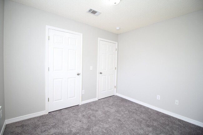 Building Photo - Gulf Breeze 3-Bedroom, 1-Bath Home Zoned for Top Schools with Quick Access to Pensacola and Pensa...