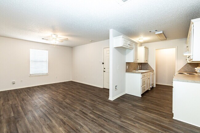 Building Photo - 2 Bedroom 2 Bathroom Duplex