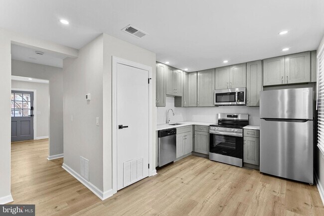 Building Photo - 210 Cameron St