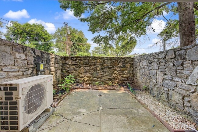 Building Photo - Fantastic 1BR/1BA condo in the desirable Georgetown Condominiums in the heart of Green Hills!