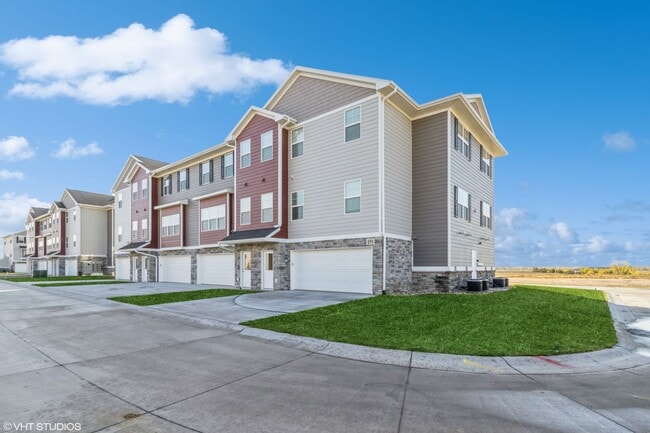 Building Photo - Brand New 2 Bedroom Townhome | Attached 2-Stall Garage | Big Ben Townhomes - Cedar Rapids