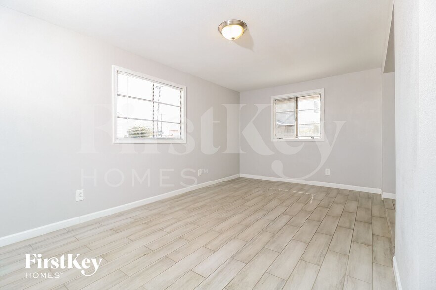 Building Photo - 2735 W Royal Palm Rd