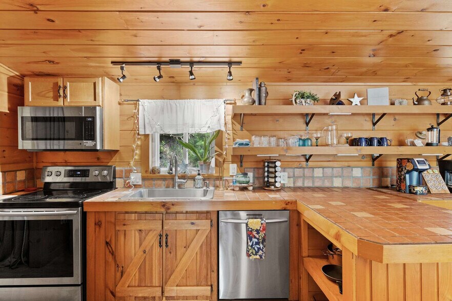 Building Photo - 1390 Snake Nation Rd