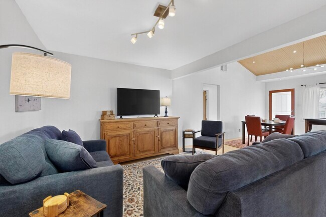 Building Photo - 1640 Stanford Dr NE