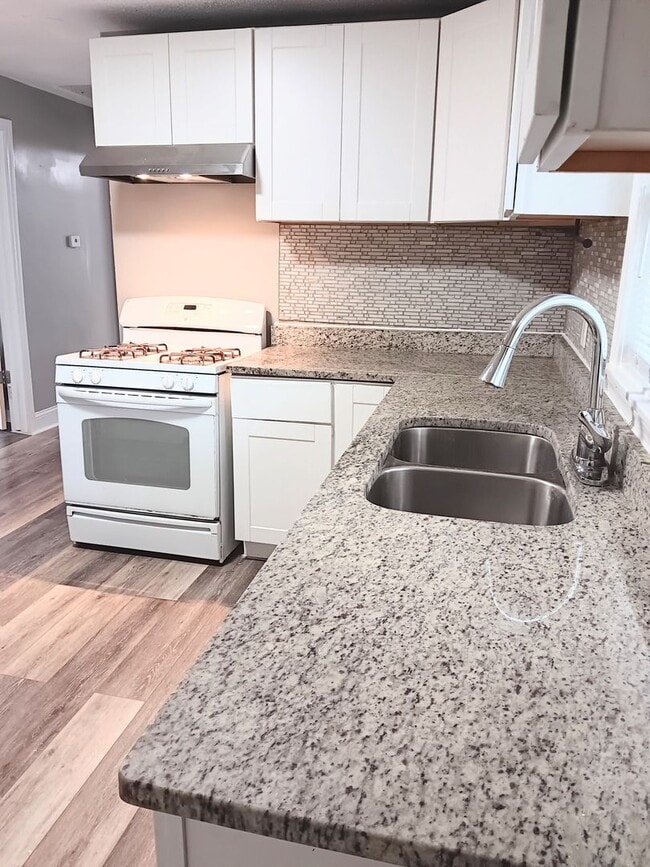 Building Photo - Beautifully Updated 3-Bedroom Home