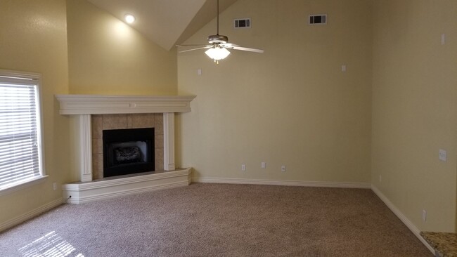 Building Photo - 4 bed 2.5 bath townhome with 2 car garage