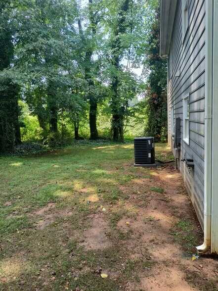 Building Photo - 245 Guinevere Ct