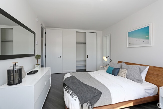 Interior Photo - 250 E Houston