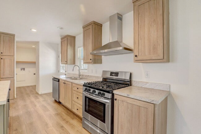 Building Photo - 10 Vandalay St