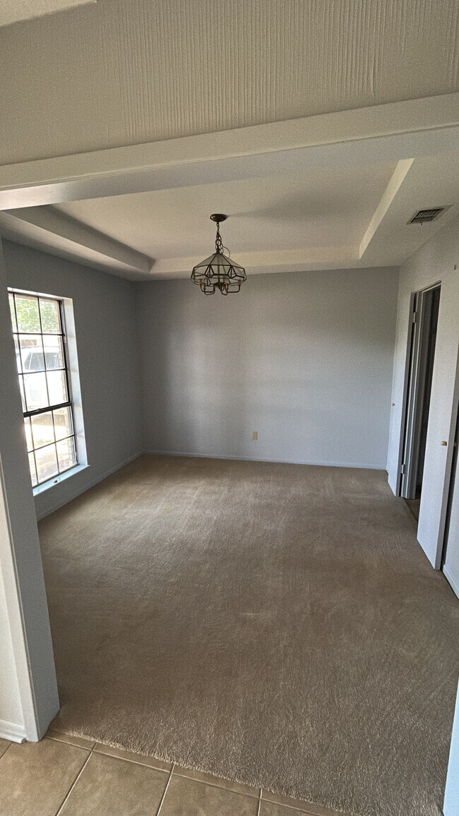 Building Photo - 1412 Woodbridge Dr