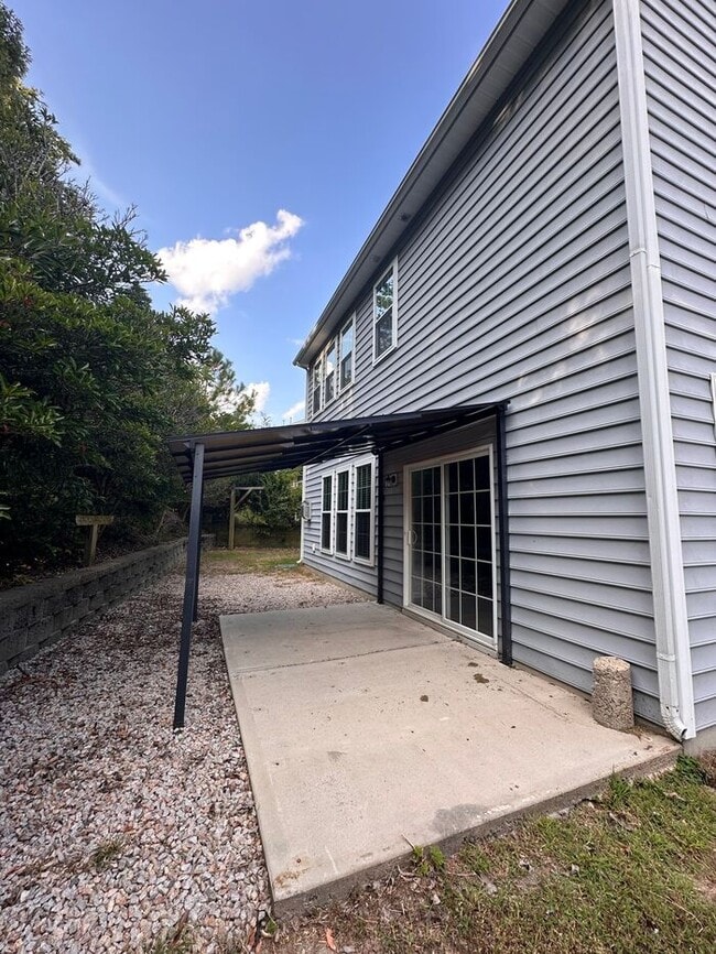 Building Photo - 4 bedroom 2.5 Bath