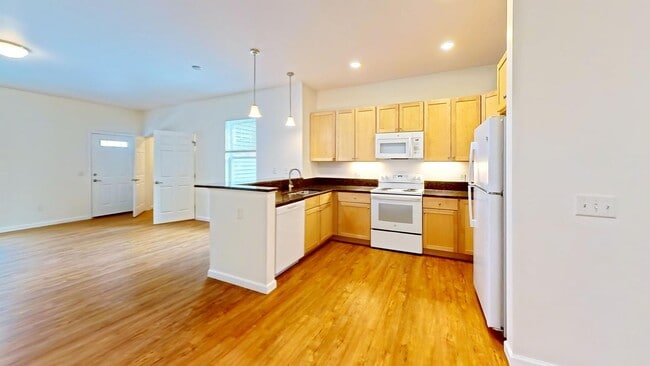 Building Photo - 2 bed, 1 bath apartment with washer and dryer included (65 Griffin Ln #102)