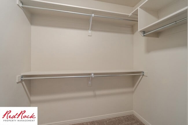Building Photo - Lovely townhome with Community Pool!