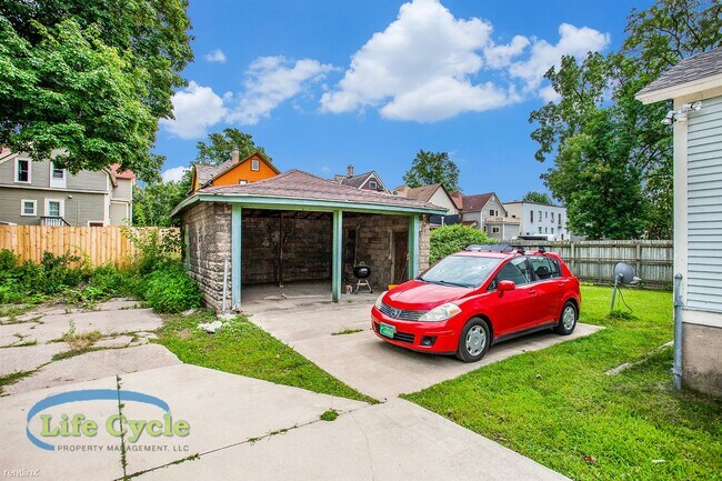 Building Photo - 2 br, 1 bath Triplex - 248 Henry Ave SE
