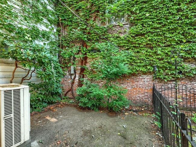 Building Photo - Spacious 3 Bedroom Single Family Home in the Capital District