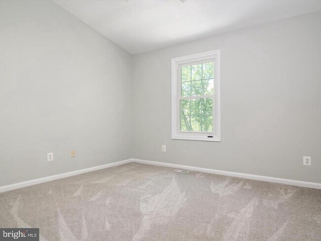 Building Photo - 731 Pine Valley Dr