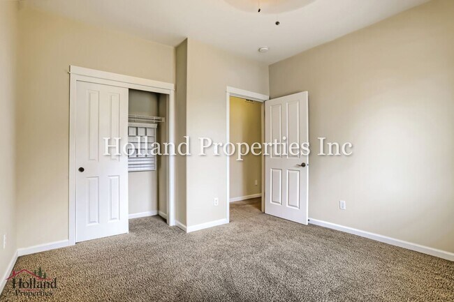Building Photo - 4949 SW 141st Ave
