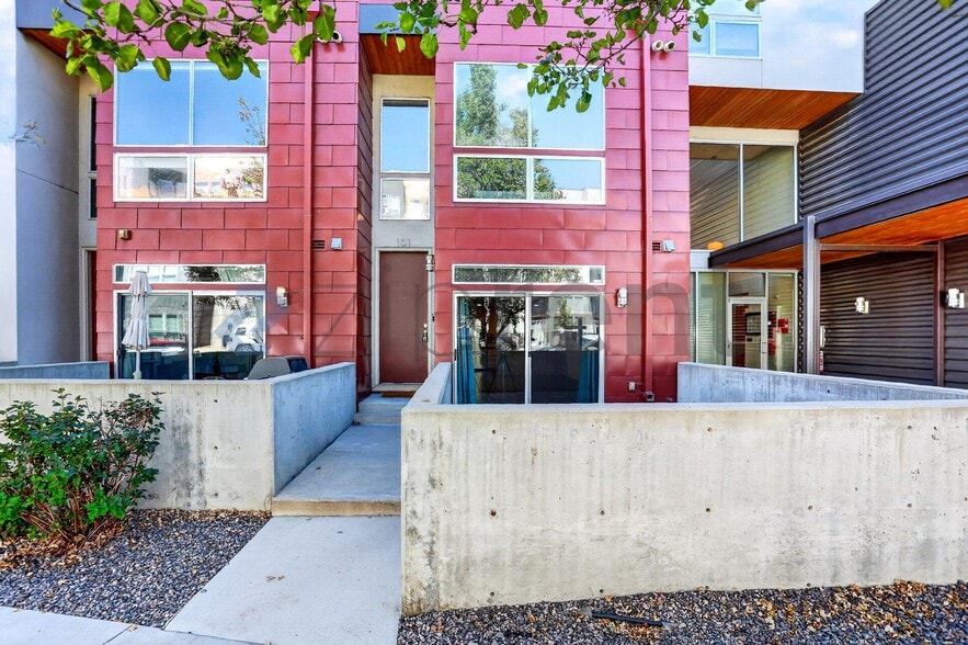 Building Photo - Unit 101
