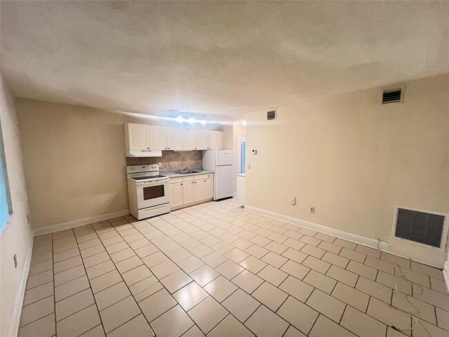 Building Photo - 612 NE 29th Dr
