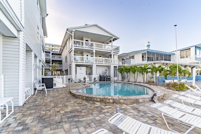 Building Photo - Gorgeous 2/2 condo at Indian Shores