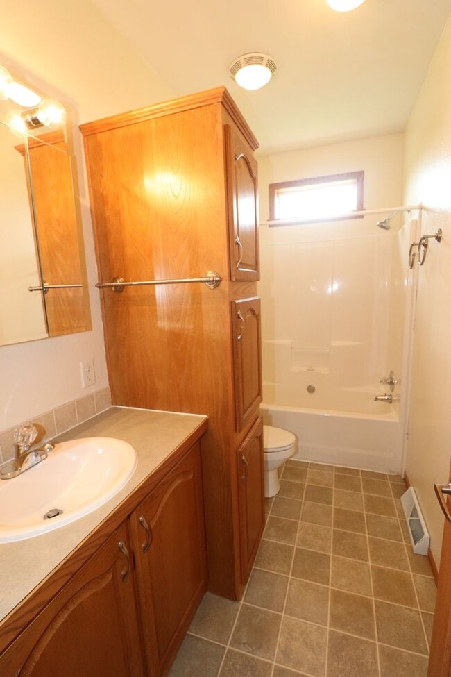 Building Photo - Spacious Home for rent!