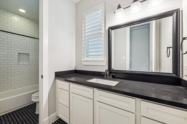 Building Photo - 912 Yale St