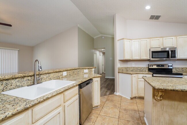 Building Photo - 2835 Southampton Dr