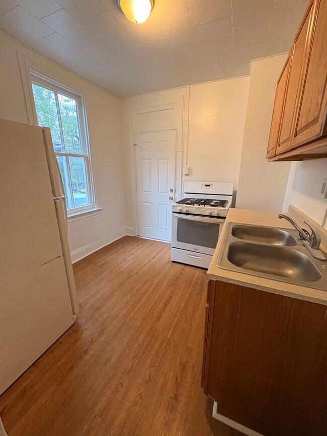 Building Photo - Spacious 3-Bedroom Apartment – West End of York City!
