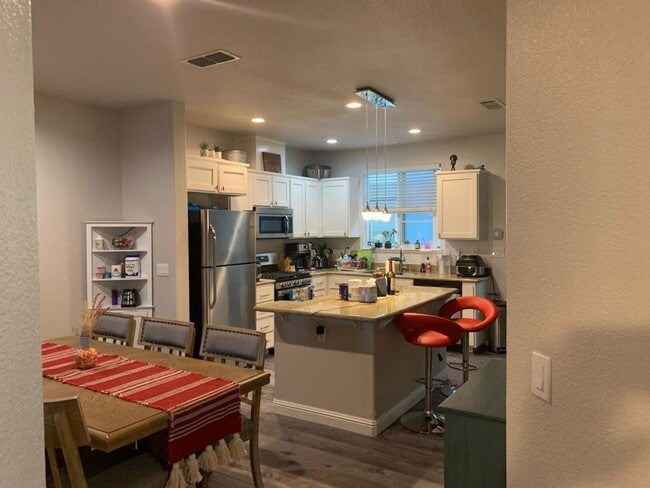 Building Photo - Modern Concord Townhouse 3/2.5 near BART &...