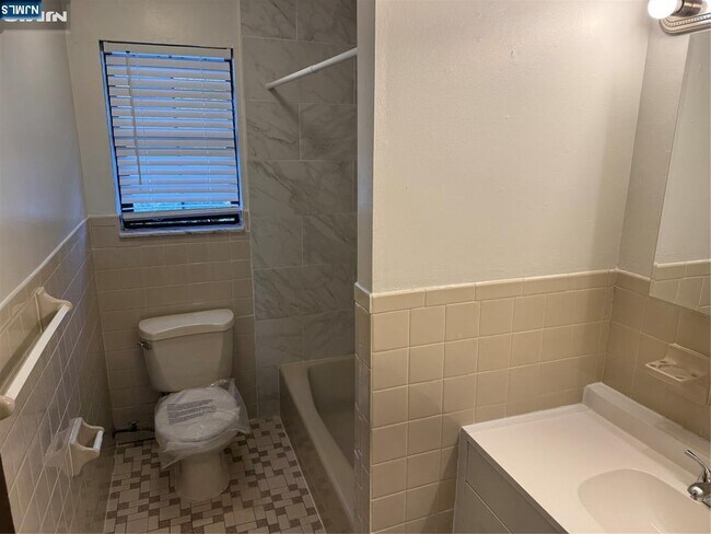 Building Photo - 252 Collignon Way