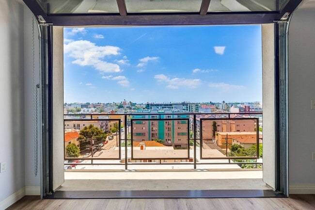 Building Photo - 1bd/1ba Loft in Prime Koreatown w/City Skyline Views and W/D Call Today!