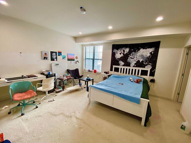 Building Photo - Charming 2 Bed/2 Bath Condo in Heart of Charles Village, Baltimore, MD!