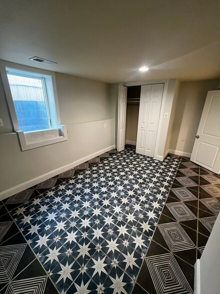 Building Photo - 5405 Quintana St