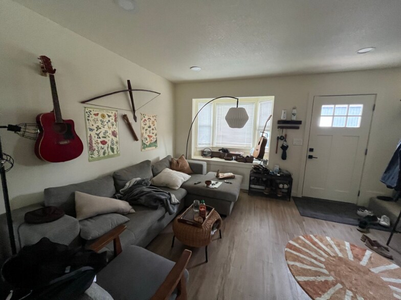 Building Photo - 1624 Banyan Dr