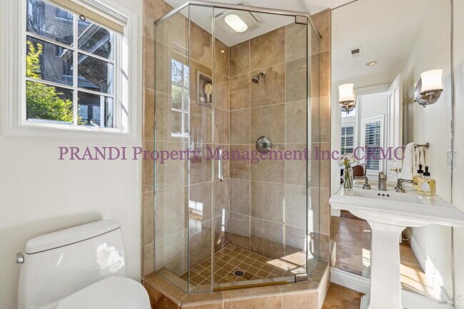 Building Photo - Luxury Townhome on Exclusive De Silva Island!