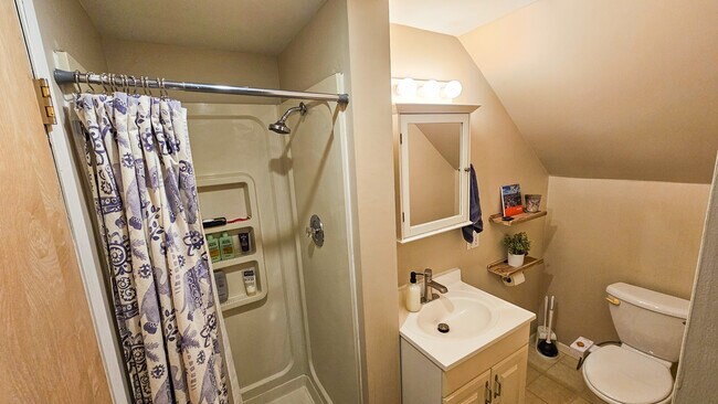 Upper Bathroom - 904 20th Ave SE