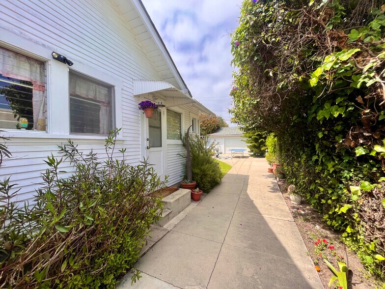 Building Photo - 1042 W 14th St