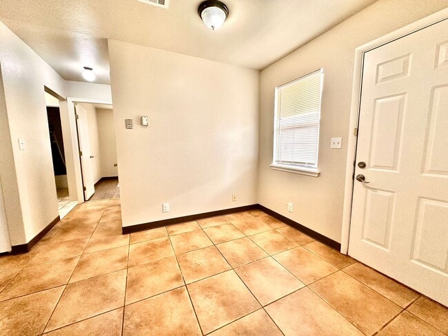 Building Photo - Cute 2-Bed Home with Hardwood Floors and G...