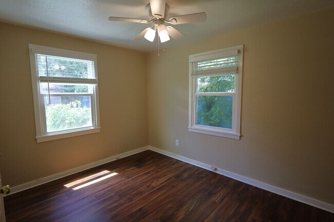Building Photo - 1700 Clover Dr