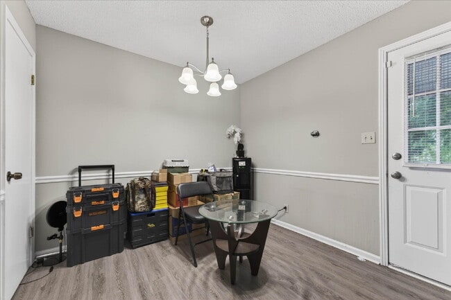 Building Photo - 2 bedroom townhouse near Ft Campbell