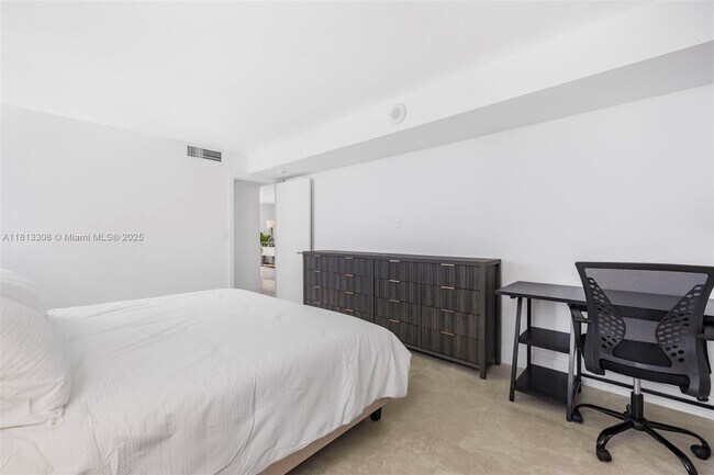 Building Photo - 2625 Collins Ave