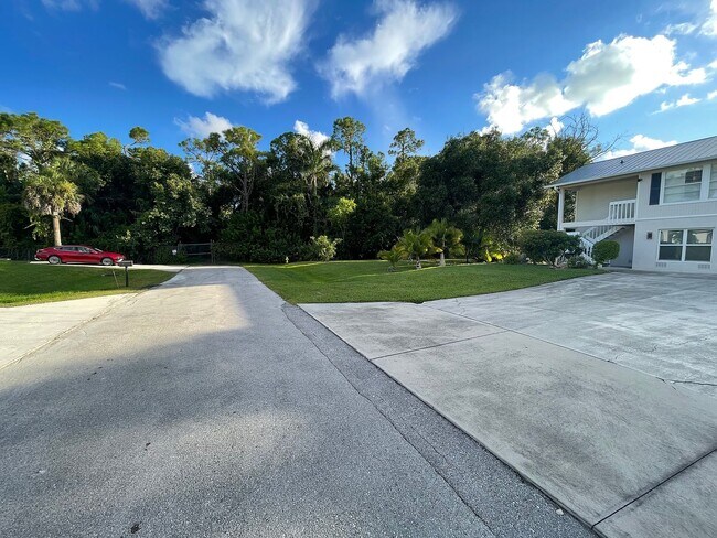 Building Photo - 1337 Center Ln