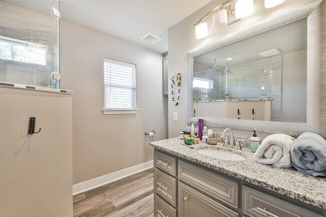 Building Photo - 24237 Creekwood Dr