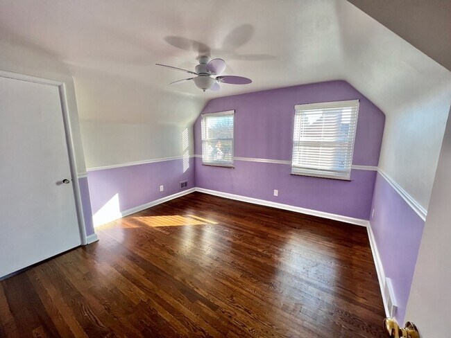 Building Photo - Immaculate large Kennedy Heights Home!
