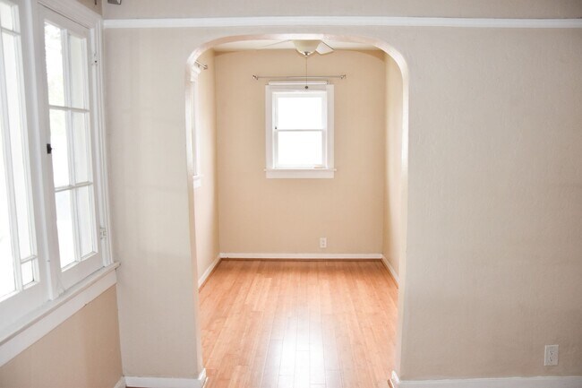 Building Photo - Palm (817-819)