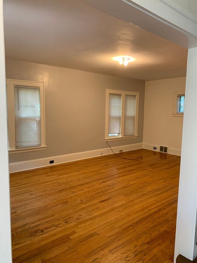 Building Photo - 4 Bedroom 2 Bathroom On the Edge of Dinkyt...