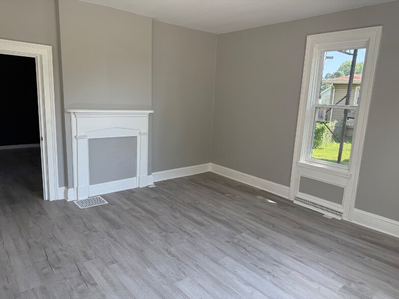 Building Photo - 827 N Oakland St