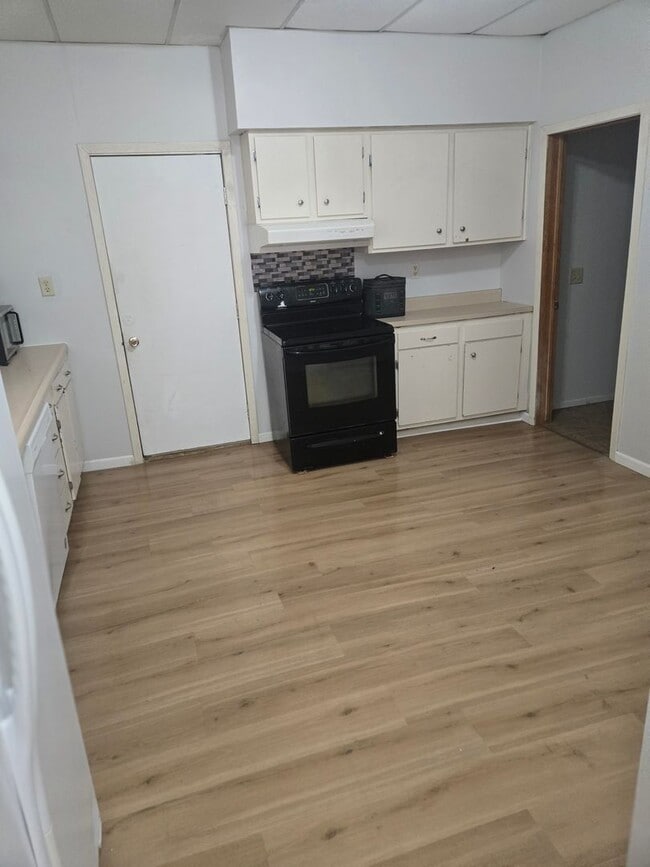 Building Photo - Characteristic 2-Bedroom Home with bonus r...